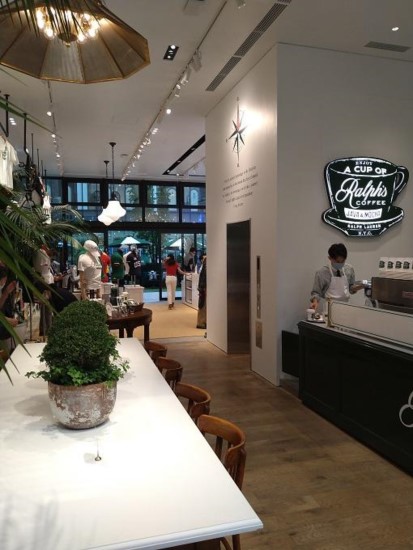 オトナの週刊webマガジン　ラルフズコーヒーギンザ店店内様子